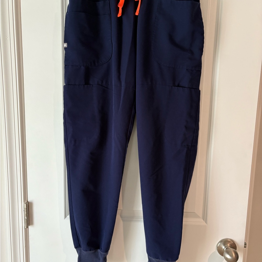 Navy Figs 13 pocket jogger scrubs. - Picture 2 of 4